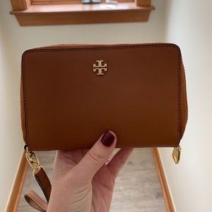 TORY BURCH WALLET!!